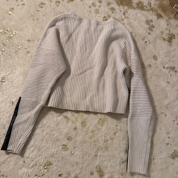 Autumn Cashmere beige cropped crew neck sweater black sheepskin patches
medium - Picture 8 of 10